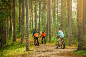 Maastopyöräily_metsässä_biking_in_the_forest_fatbikes