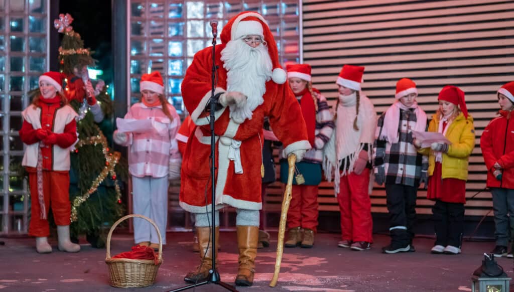Christmas events Riihimäki Santa Claus on stage with children