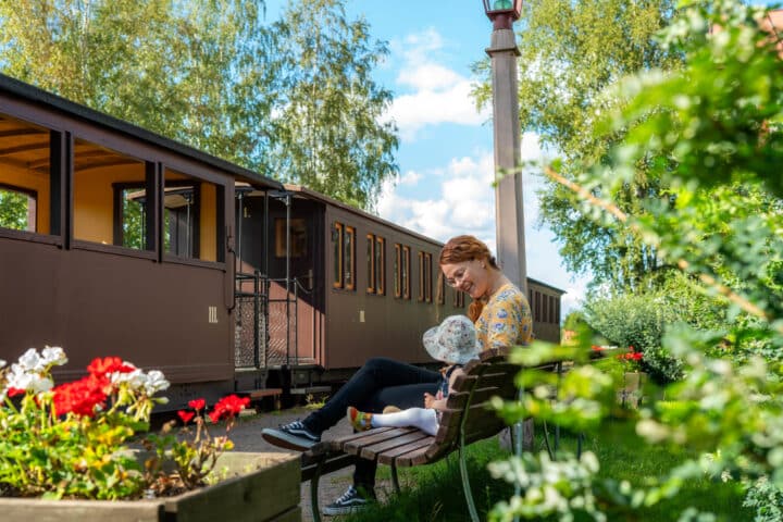 Mother and child at the Minkiö Museum Railway station