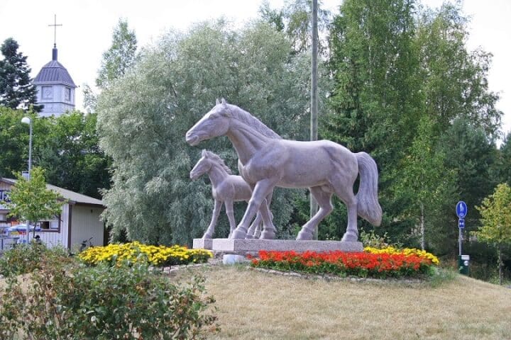 Statue of horses at the centre