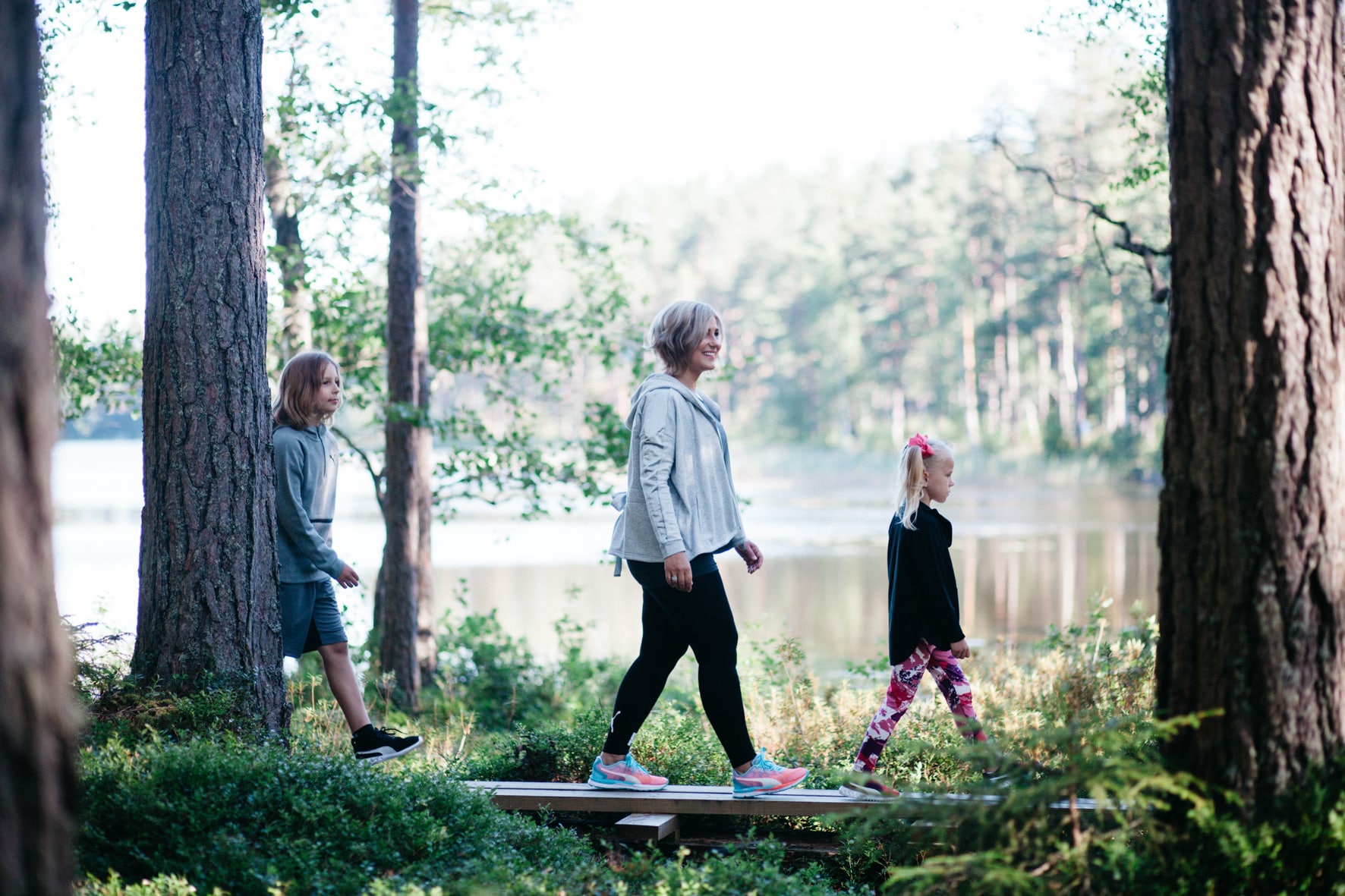 Family walking on the shores of Ruostejärvi Lake