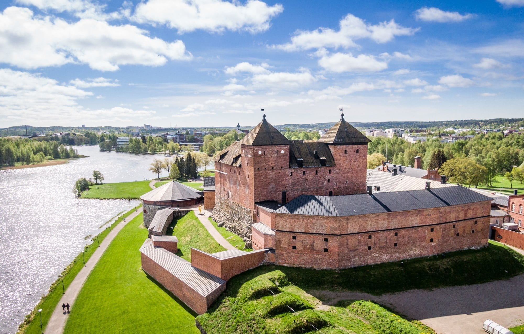 Hämeen linna Vanajaveden rannalla yläviistosta kuvattuna.