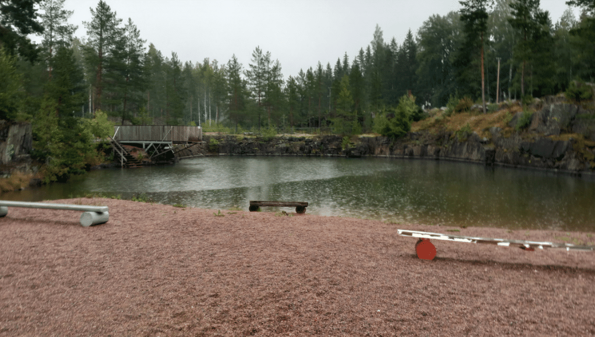 Heikkaranta metsäisellä uimarannalla.