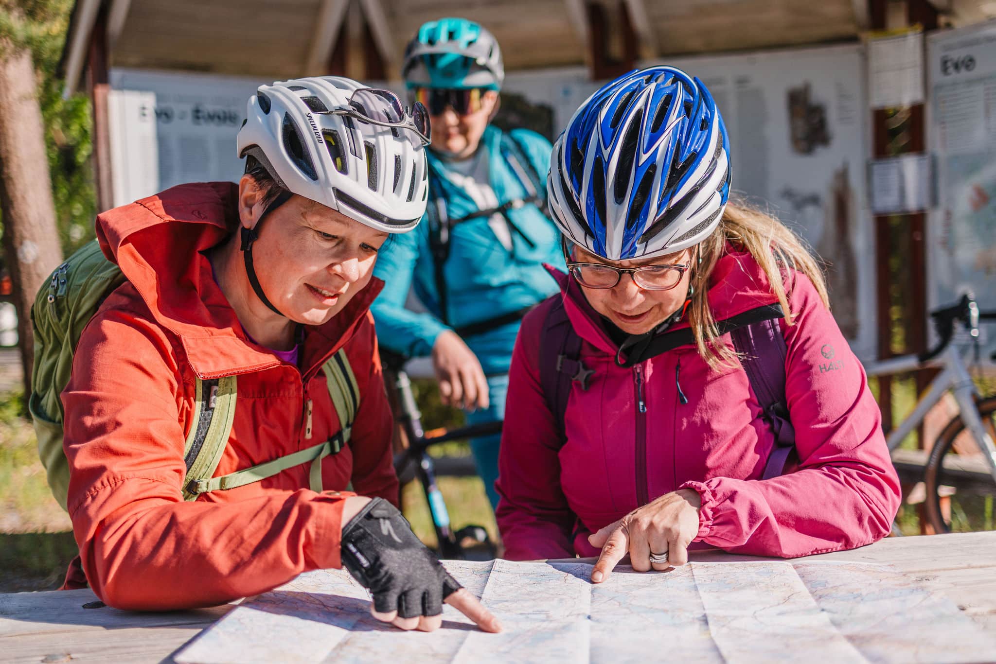 Häme by Cycle reittikarttaa luetaan taukopaikalla.
