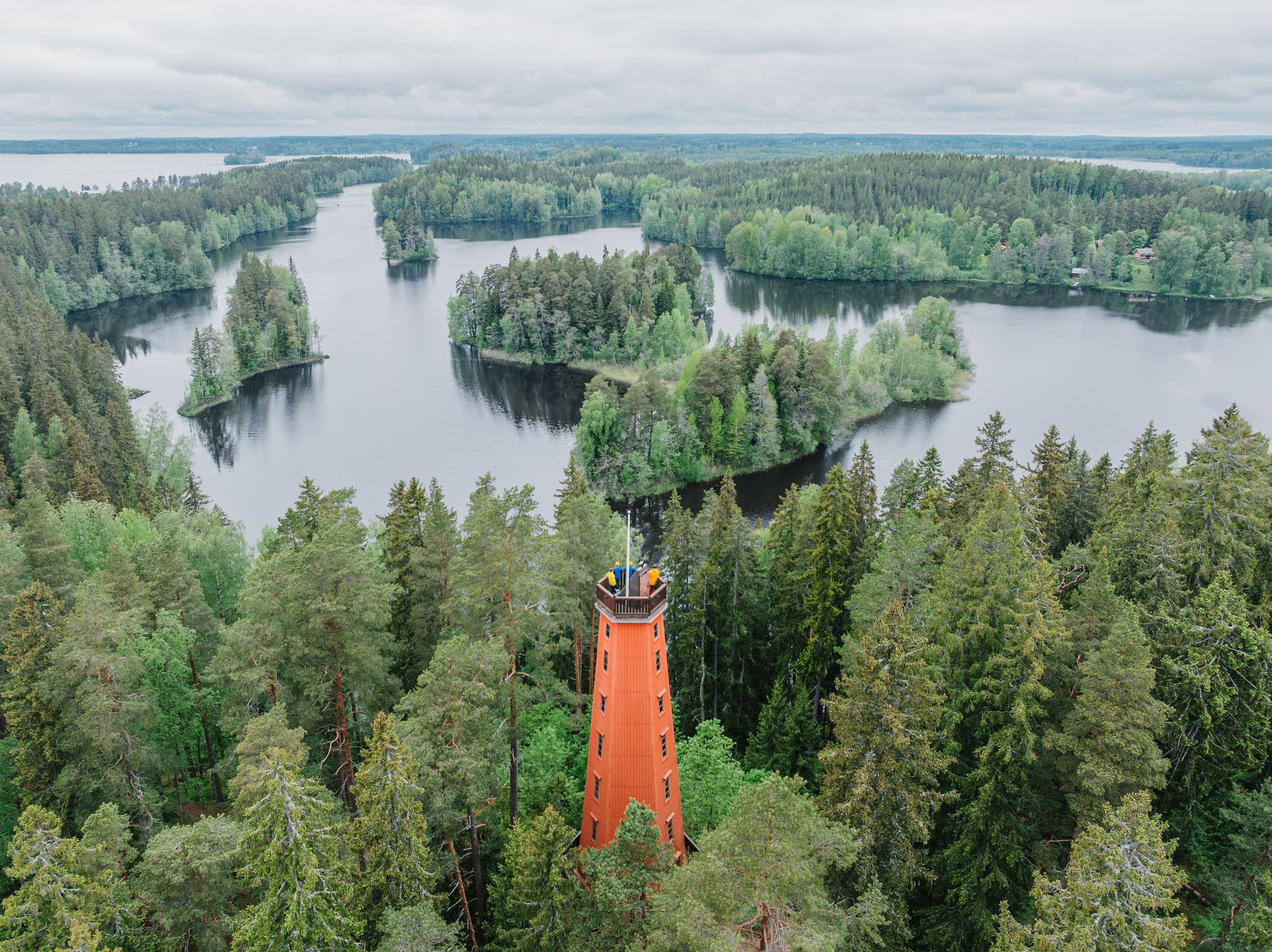 Näkötornista näkyy järvien ja metsien maisema.