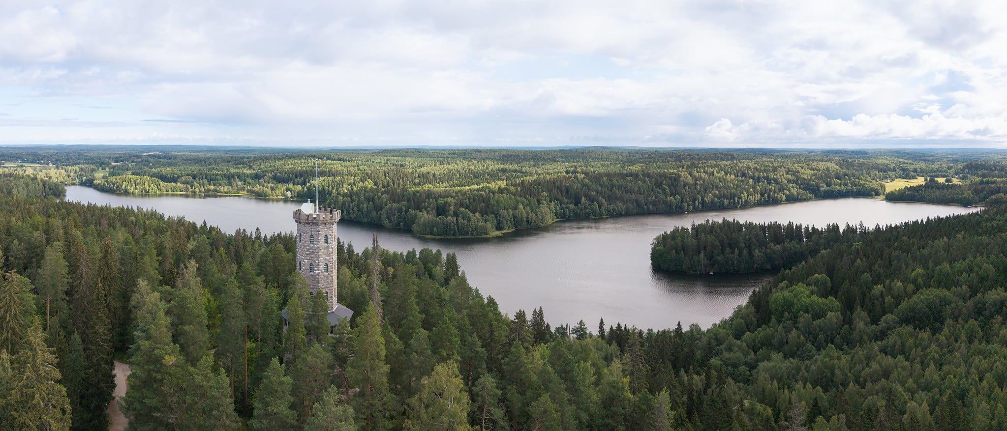 Aulangon kansallismaisemassa on metsää ja järviä.