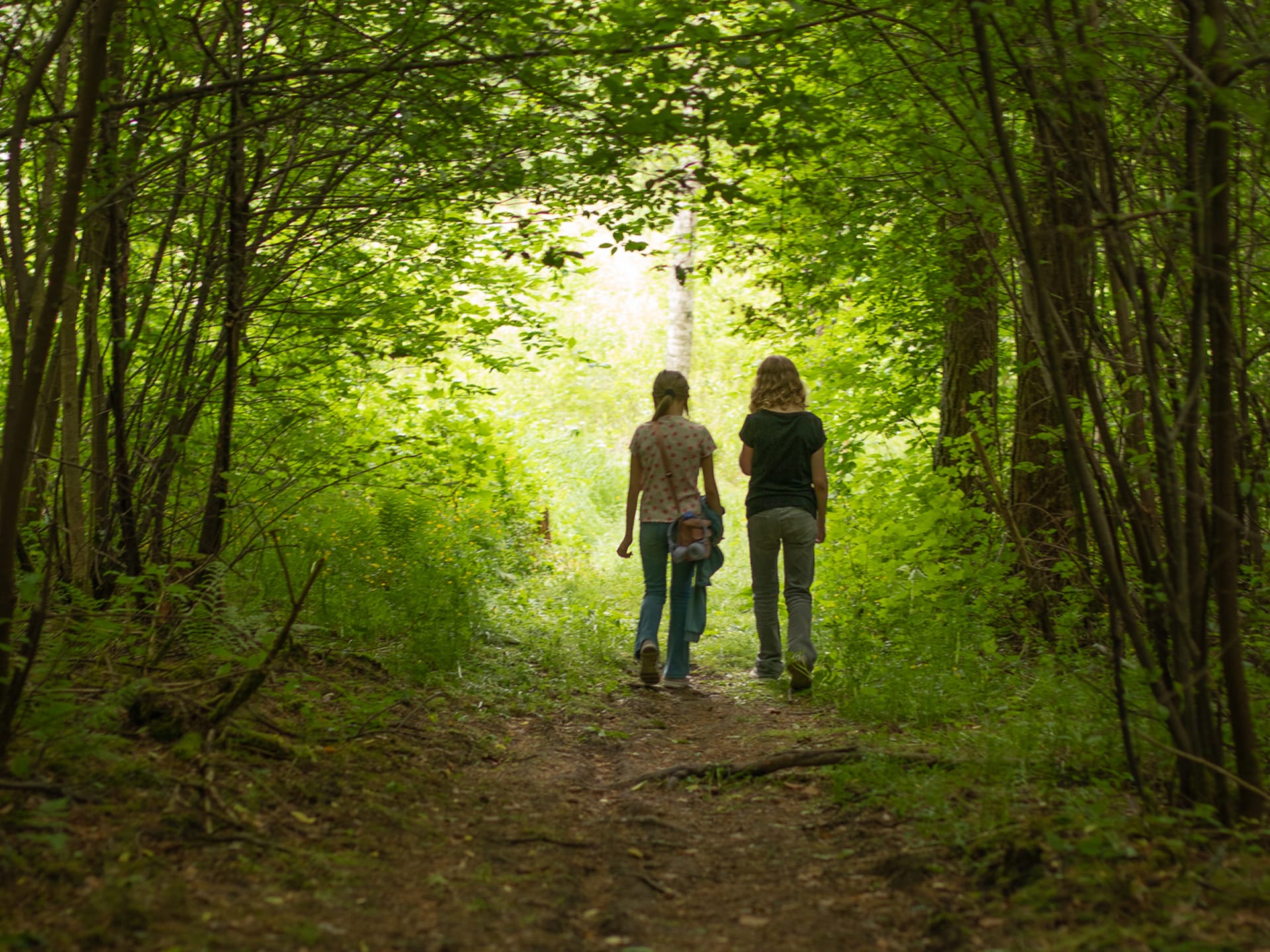 Kaksi lasta metsäpolulla
